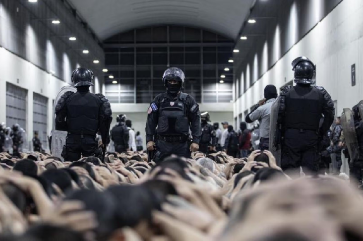El Salvador aprova prisão perpétua para menores envolvidos em assassinato, estupro e terrorismo