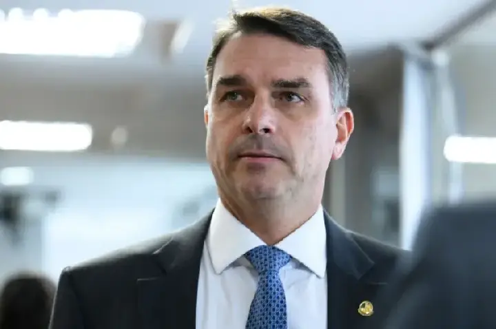 Flávio Bolsonaro defende reduzir maioridade penal para 14 anos