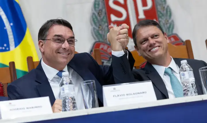 Flávio Bolsonaro é recebido com gritos de “presidente” em evento do agro