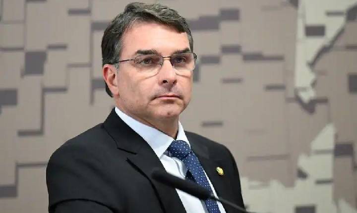 Flávio Bolsonaro reage a acusações e cobra “CPI do Banco Master já”