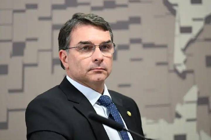 Flávio Bolsonaro reage a acusações e cobra “CPI do Banco Master já”