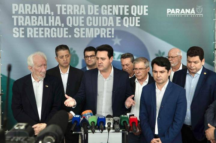 Governador coloca presidiários para construir escolas em cidade devastada por tornado