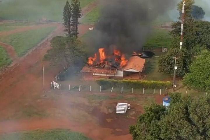 Indígenas invadem fazenda, coloca fogo em propriedade e expulsa moradores