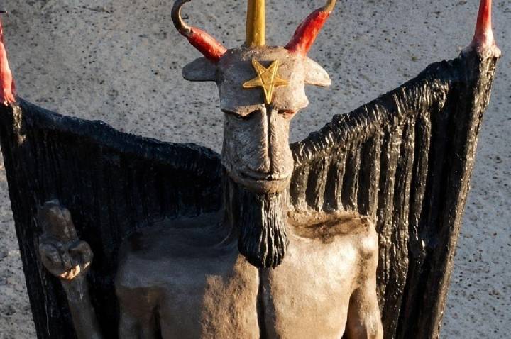 Prefeitura petista de São Gonçalo, no Ceará, autoriza estátua do diabo de 11 metros na praia de Taíba