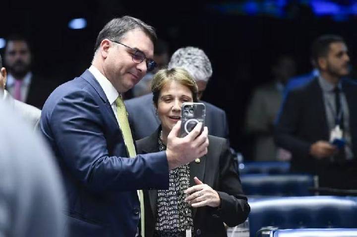 Tereza Cristina aceita convite para ser vice de Flávio Bolsonaro