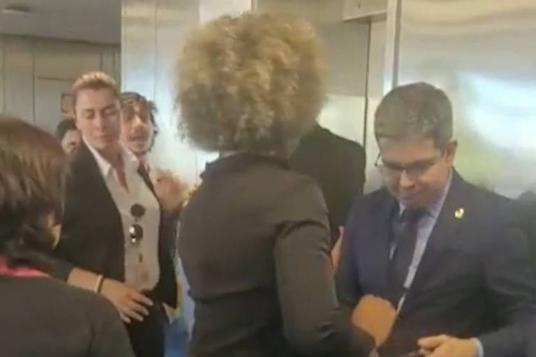 Randolfe se envolve em confusão e toma celular da mão de youtuber