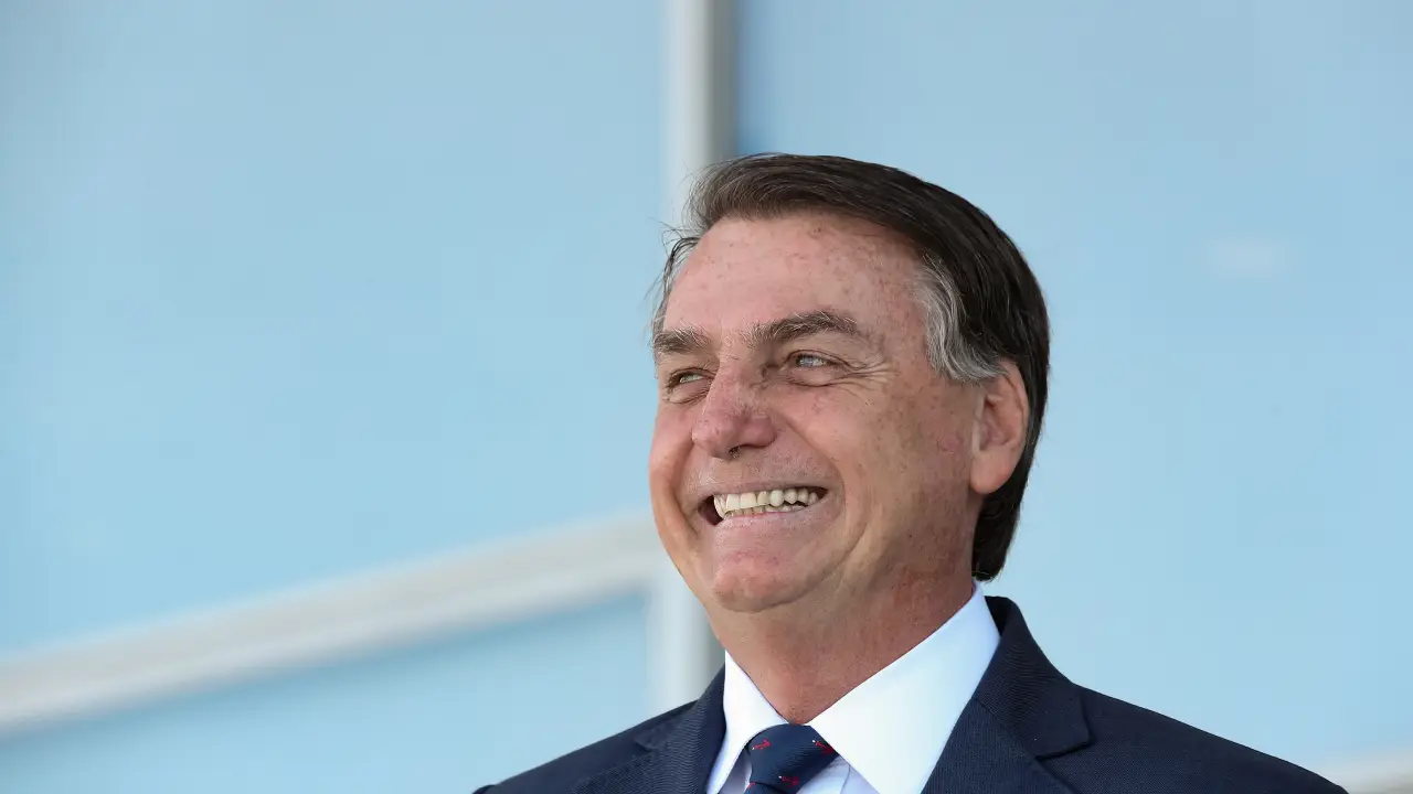 Bolsonaro é aplaudido em restaurante brasileiro nos EUA