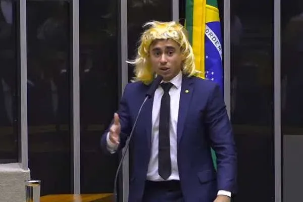 Nikolas usa peruca e diz que ‘mulheres estão perdendo espaço para homens que se sentem mulheres’