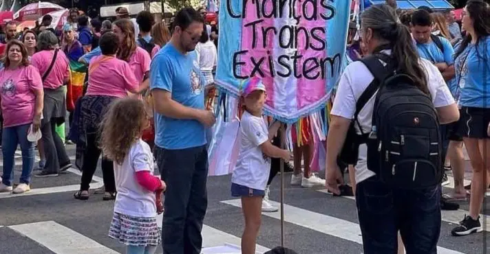 ONG é alvo de denúncia por promover bloco de ‘crianças trans’ na Parada Gay
