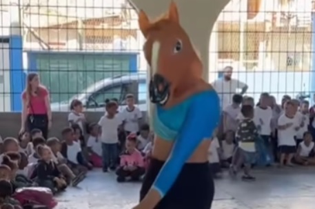 Grupo que apresentou “cavalo tarado” para crianças recebeu R$ 50 mil do dinheiro público