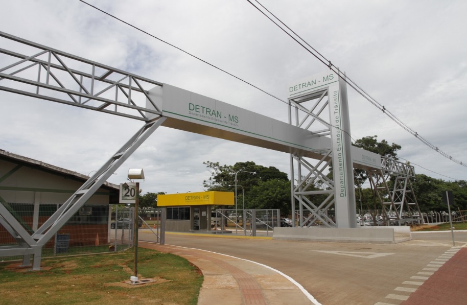 Policia realiza buscas e afasta servidores em operação no Detran
