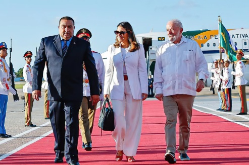 Ao voltar de Cuba e EUA, Lula terá ficado quase 2 meses fora do Brasil no 1° ano de governo