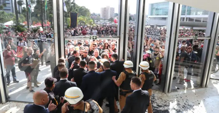 Vídeo: militantes de esquerda invadem Assembleia Legislativa do Paraná