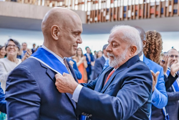 ‘Brasil Sem Medo’: Um dia após morte de preso político, Moraes é condecorado por Lula