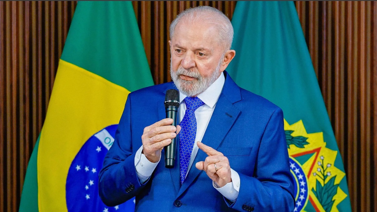Lula, que não usa nem o SUS, critica prefeitos que não colocam filhos em escolas públicas