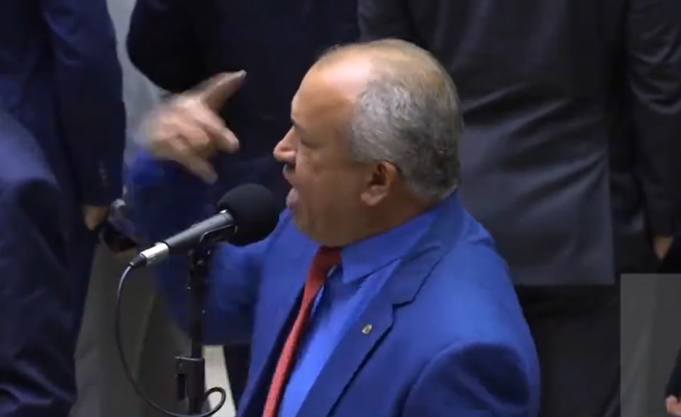 Petista e bolsonarista quase saem no tapa no plenário da Câmara