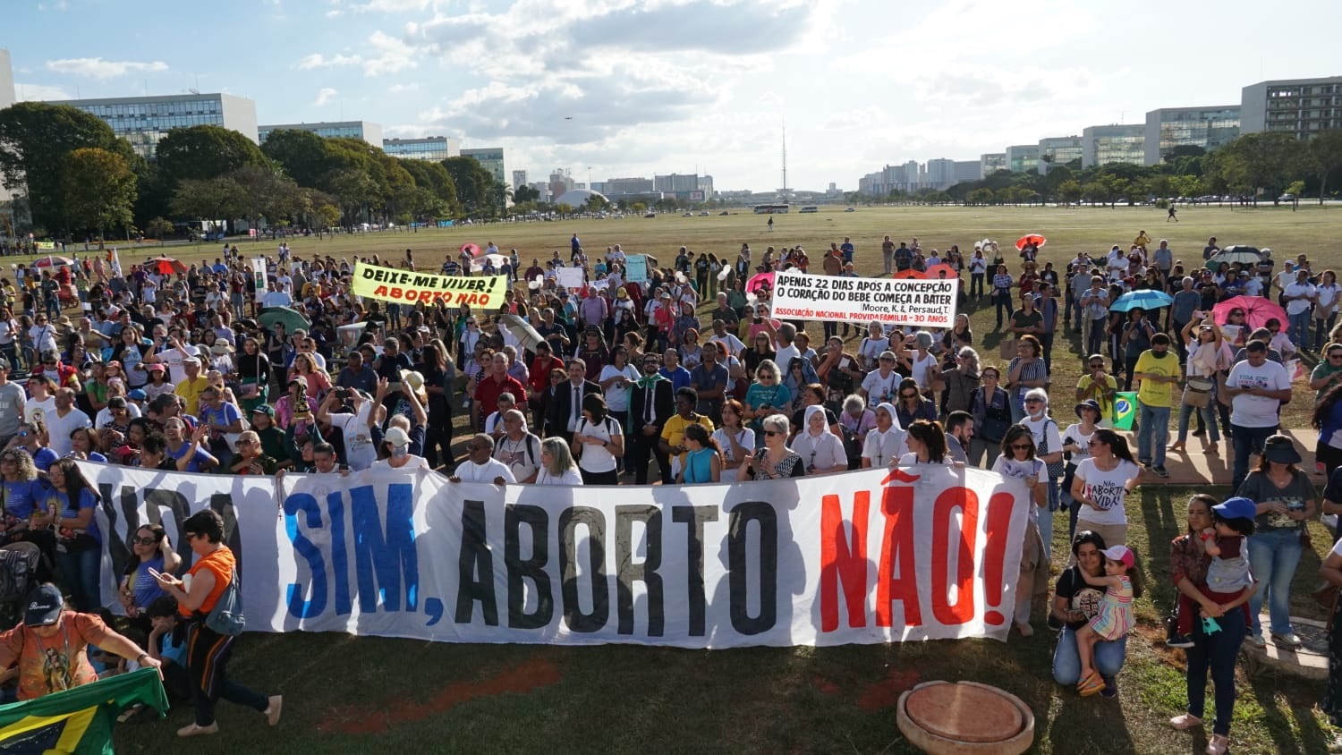 Marcha contra o Aborto reúne multidão em defesa da vida na Esplanada dos Ministérios
