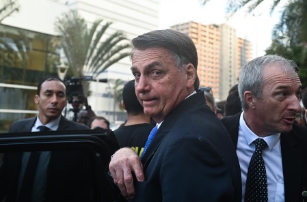 Bolsonaro mantém apoio popular mesmo em meio a investigações e 'perseguições', diz pesquisa