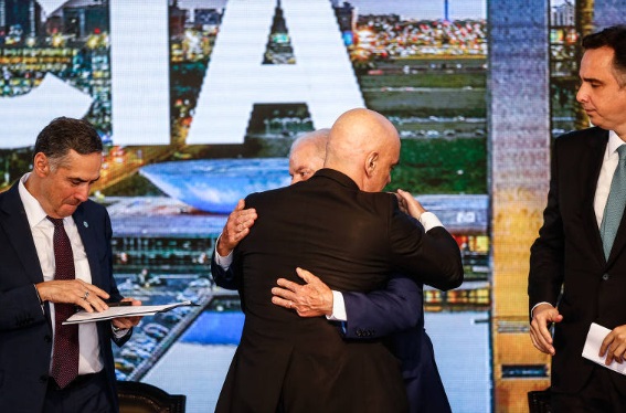 Folha critica Lula e Moraes por discursos defendendo a regulação das redes sociais