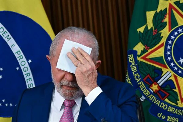 Lula aumentará salário mínimo em R$ 18 e decepciona eleitores que 'fizeram o L'