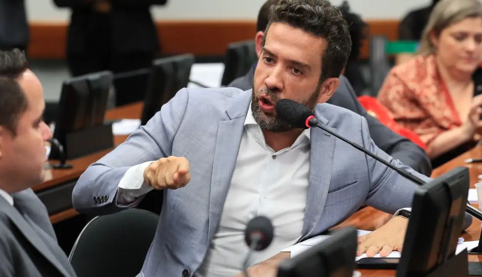Com medo, Janones ataca “Débora do Batom”: 