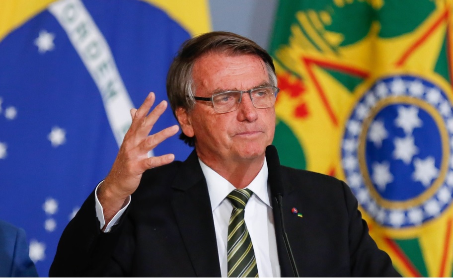 Bolsonaro: ‘Mídia tenta me associar ao caso do submarino’