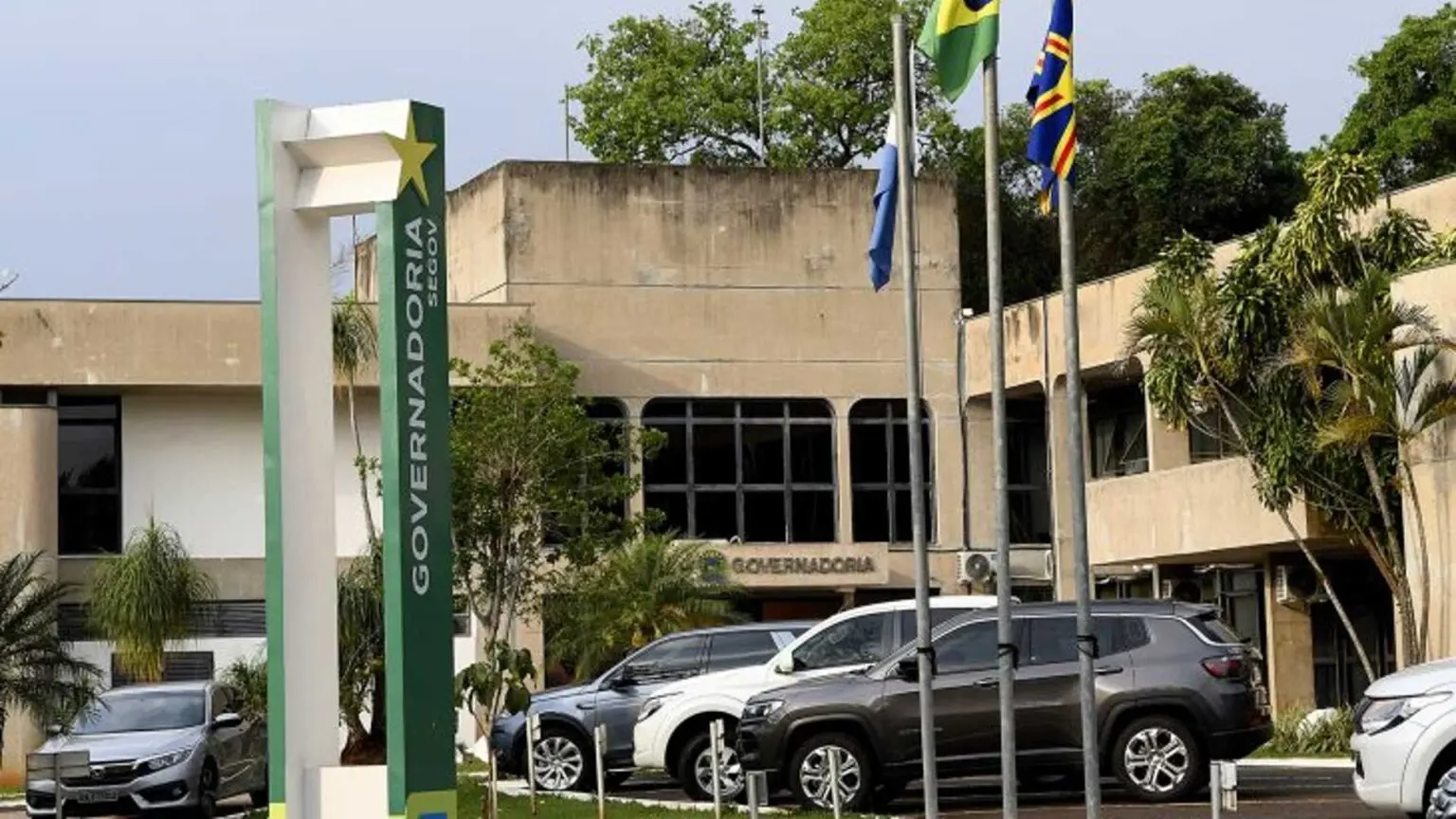 Governo de MS aumenta salário de 4 diretores de R$ 11 mil pra R$ 28 mil e nomeia mais 9 comissionados, diz site