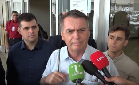 Em BH, Bolsonaro ironiza Lula: 'faz live para passarinhos, eu para multidões'