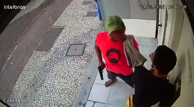 Vestindo camisa com rosto de Lula, ladrão tenta roubar estagiário da TV em SP