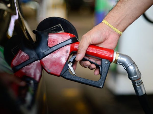Litro da gasolina sobe 6% e chega a R$ 5,57 nos postos do país, diz ANP