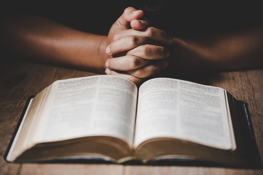 Justiça proíbe uso da frase ‘sob a proteção de Deus’ e leitura bíblica em sessões de Câmara Municipal