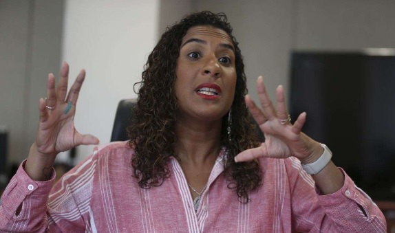 Diante de críticas por uso desnecessário de avião da FAB, ministra de Lula apela para o vitimismo