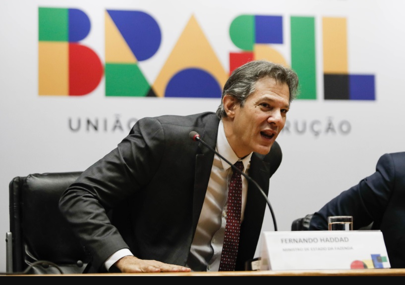 Haddad se irrita com perguntas sobre meta fiscal e abandona entrevista coletiva em Brasília