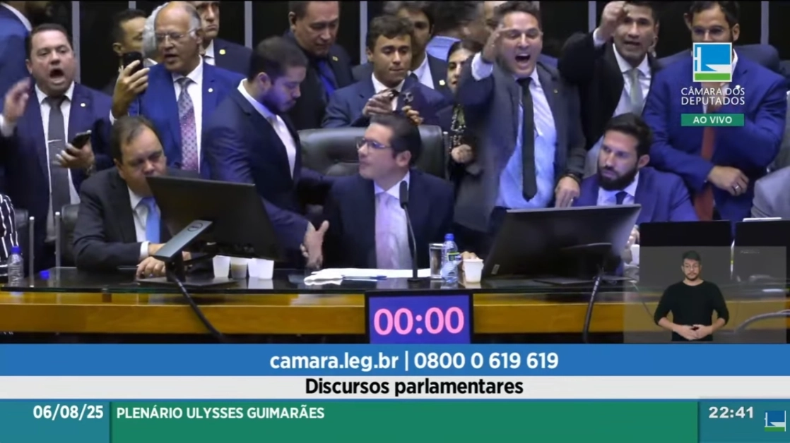 Nikolas Ferreira é agredido por Camila Jara durante sessão na Câmara
