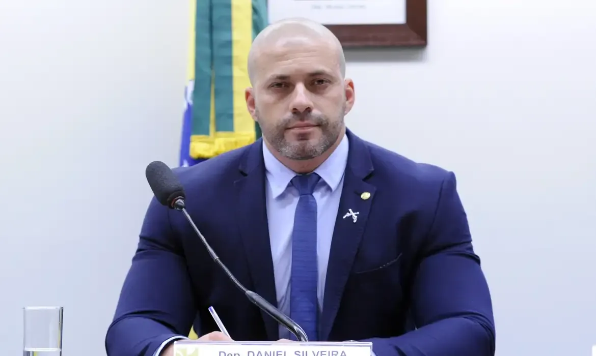 Daniel Silveira consegue progressão de regime, mas Moraes impõe censura nas redes sociais