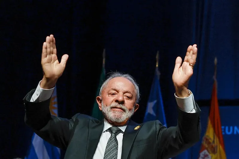 Folha já reconhece: gastança de Lula mantém juros nas alturas