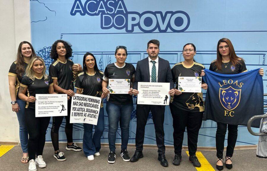Time que se recusou a jogar contra atletas trans é homenageado na Câmara Municipal