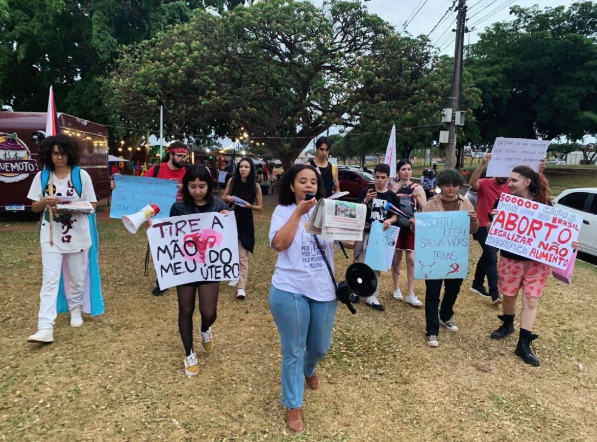 Feministas fazem manifestação em defesa do aborto em Campo Grande