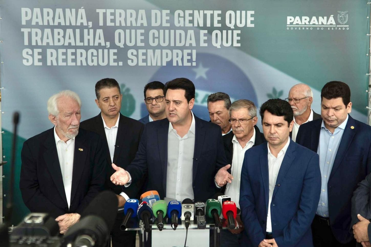 Governador coloca presidiários para construir escolas em cidade devastada por tornado