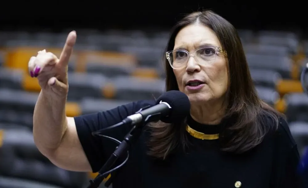 “Poste mija no cachorro”, diz Bia Kicis após Dino mandar PF contra oposição