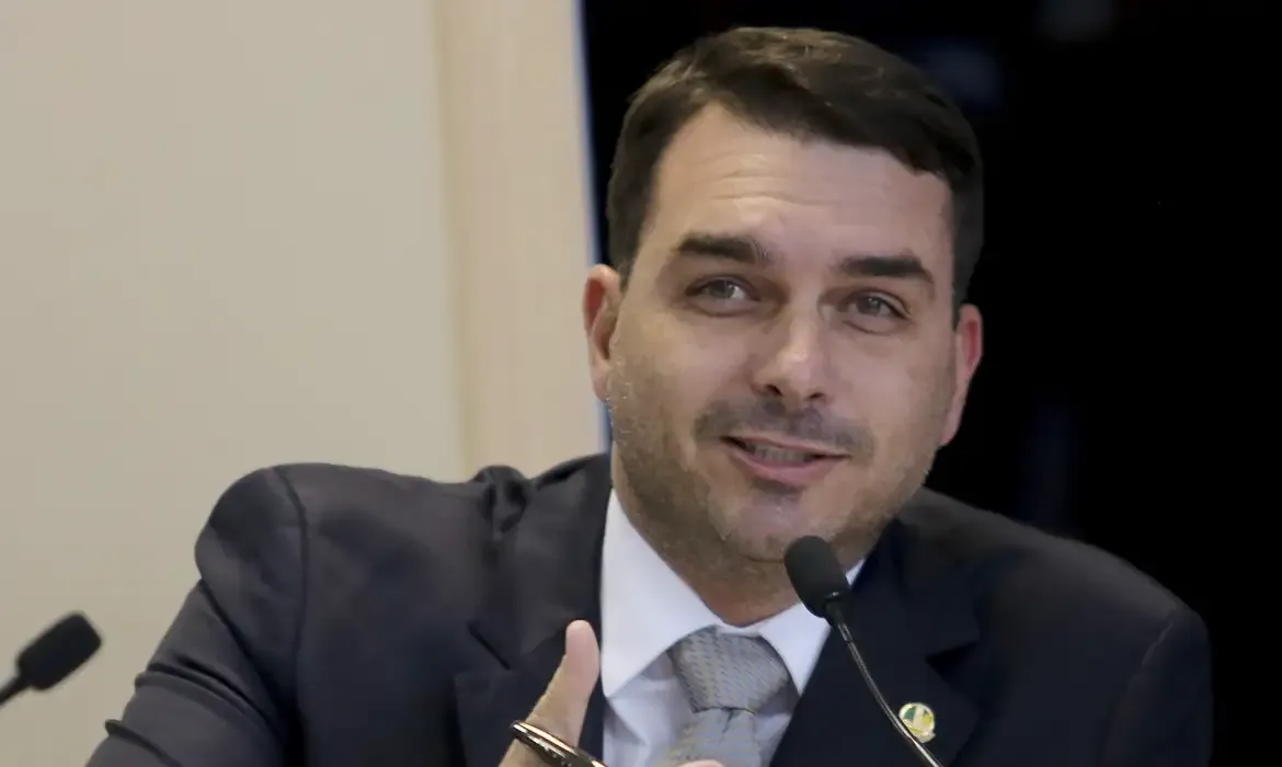 Flávio Bolsonaro dispara nas pesquisas, cresce 6 pontos e desmonta o discurso da esquerda