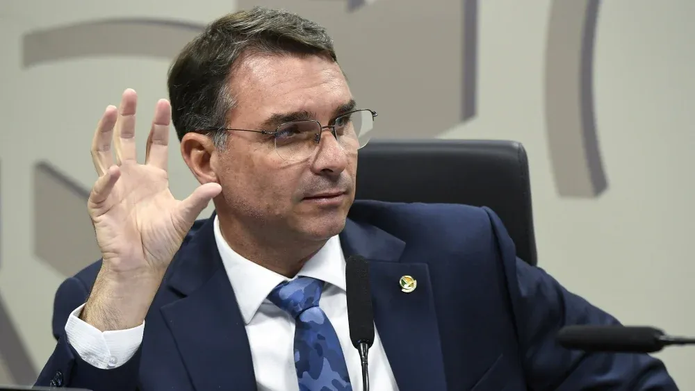 Flávio Bolsonaro pede união da direita e diz que foco deve ser o governo Lula