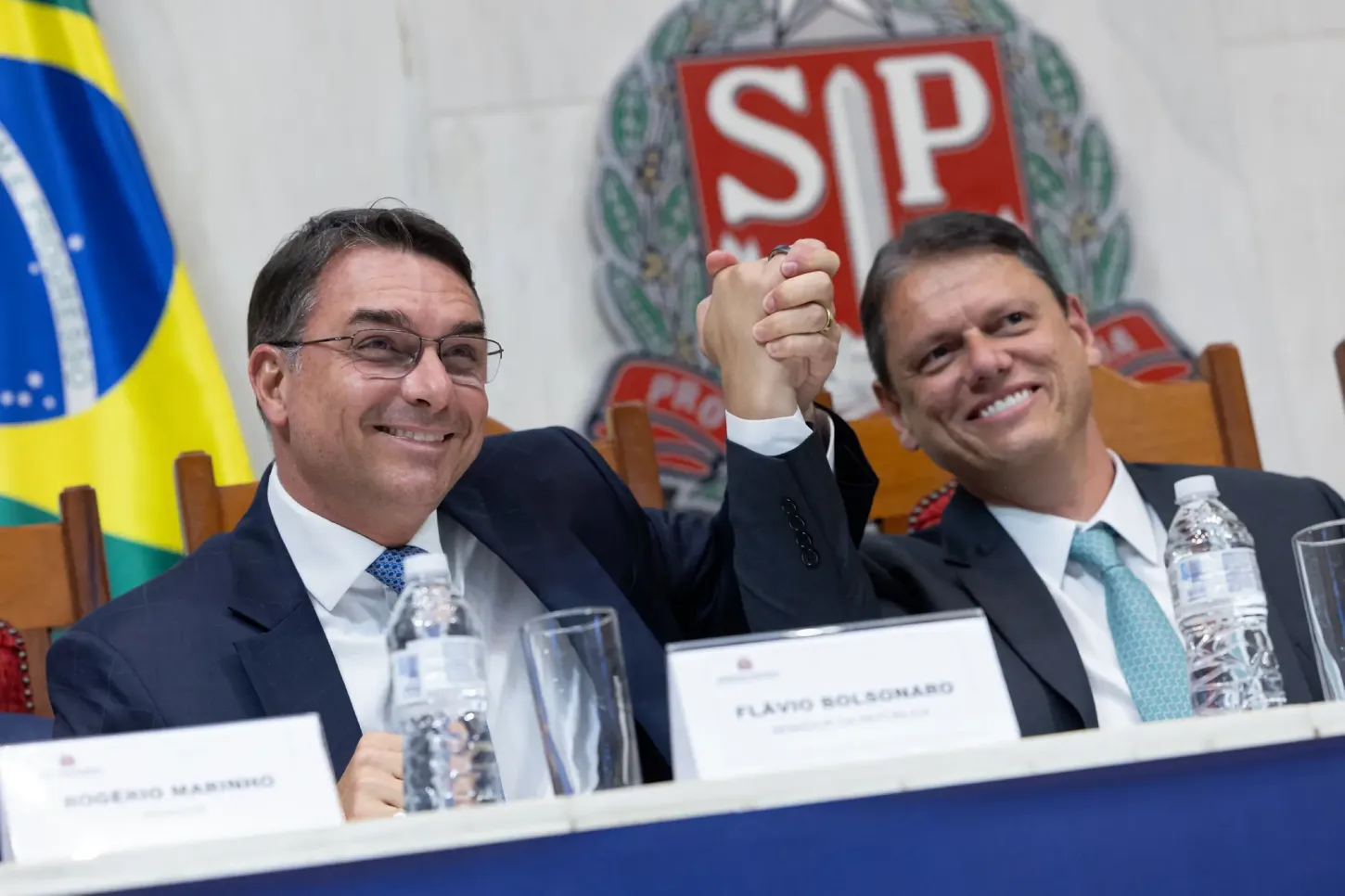 Flávio Bolsonaro é recebido com gritos de “presidente” em evento do agro