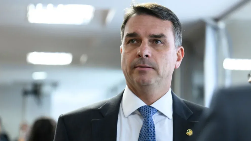 Flávio Bolsonaro defende reduzir maioridade penal para 14 anos