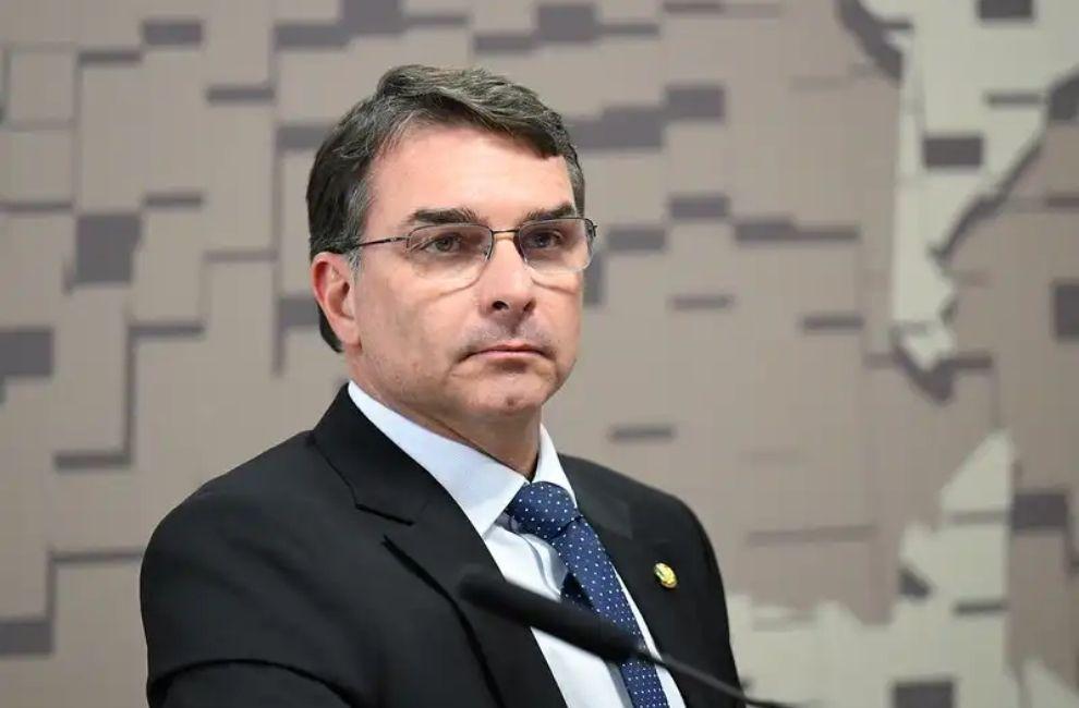 Flávio Bolsonaro reage a acusações e cobra “CPI do Banco Master já”