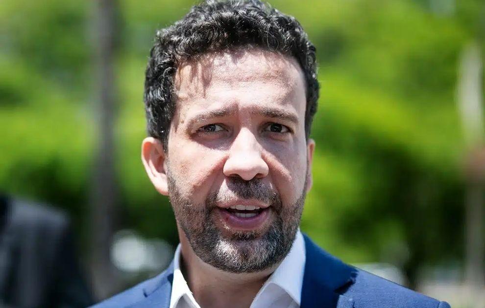 Janones prevê que Flávio Bolsonaro pode ultrapassar Lula em setembro