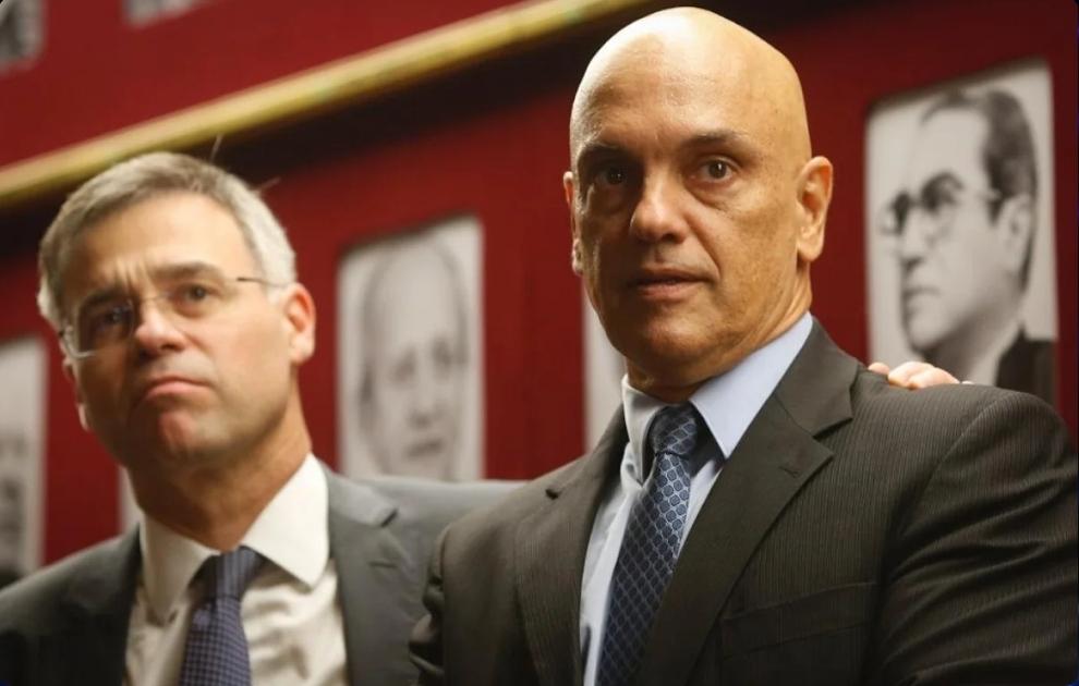 Mendonça cogita levar suspeitas sobre Moraes ao plenário do STF