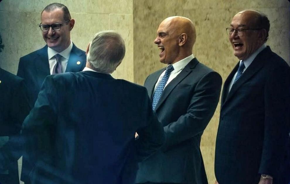 Ministros são flagrados às gargalhadas enquanto crise envolvendo Moraes ganha força