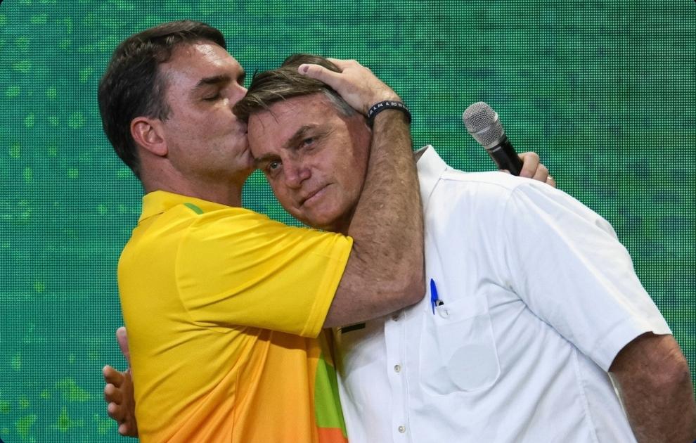 Flávio Bolsonaro segue para os EUA, e possibilidade de exílio político pode ser confirmada a qualquer momento