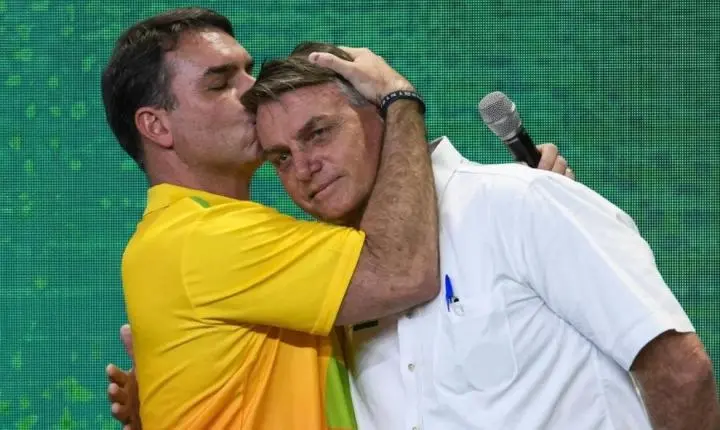 Flávio Bolsonaro segue para os EUA, e possibilidade de exílio político pode ser confirmada a qualquer momento